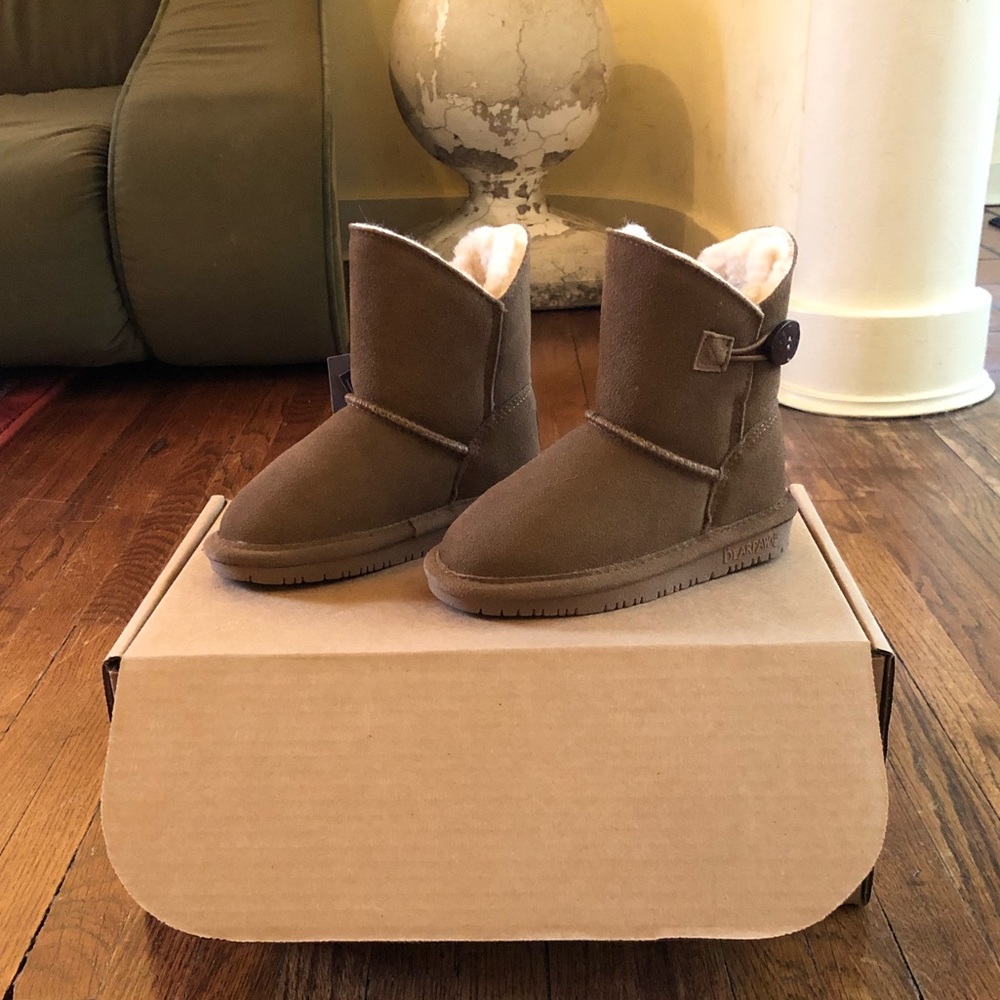 NWT Bearpaw Boots